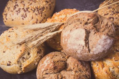 Taze pişmiş, tohum, çavdar ve buğday tohumu ile ev yapımı kepekli börek. Vintage fotoğraf