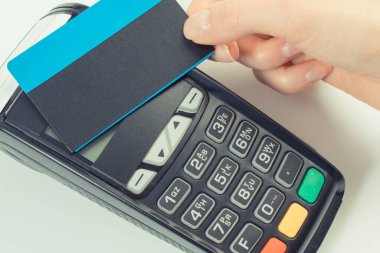 Kredi kartsız kredi kartı kullanan bir kadın eli. Nakitsiz ödemeler için.