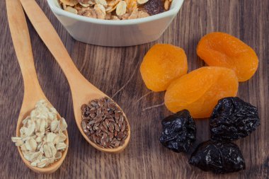 Keten tohumu, yulaf ezmesi, kurutulmuş meyve ve müsli. Mineraller ve lifler içeren sağlıklı yiyecekler. Metabolizmayı çoğalt