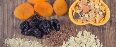 Keten tohumu, yulaf ezmesi, kurutulmuş meyve ve müsli. Mineraller ve lifler içeren sağlıklı yiyecekler. Metabolizmayı çoğalt