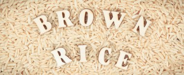 Arkaplan olarak esmer pirinç yığını, sağlıklı, glütensiz gıda ve beslenme kavramı