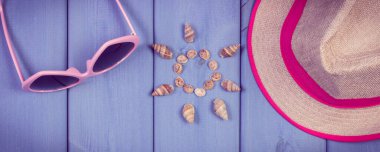 Güneş şeklinde deniz kabukları, güneş gözlüğü ve hasır şapka. Yaz ve dinlenme zamanı için aksesuarlar