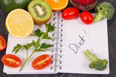 Not defterine yazılmış sözcük diyeti ve sebzeli taze olgun meyveler sağlıklı yaşam tarzları ve beslenme konsepti.