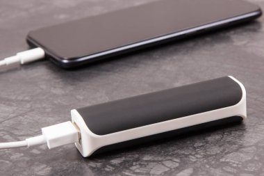 Dış siyah enerji bankası boş akıllı telefon veya cep telefonunu şarj ediyor