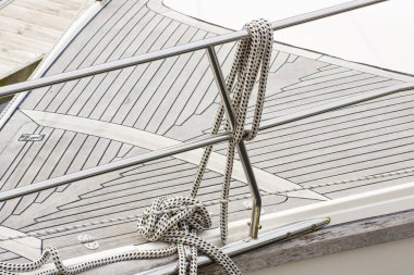 Yatçılık. Yelkenlide kalın bir ip var. Yelkenlinin parçası