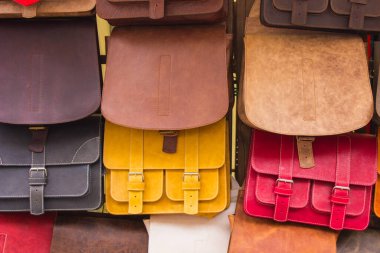 Pazarda el yapımı deri çanta koleksiyonu, kadınsı aksesuarlar.