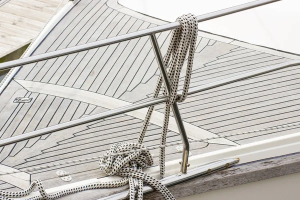 Yatçılık. Yelkenlide kalın bir ip var. Yelkenlinin parçası