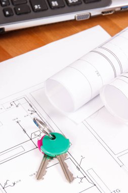 Mühendislik işleri için ev anahtarları, diyagramlar veya elektrik inşaat çizimleri ve dizüstü bilgisayar, teknoloji kavramı