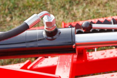 Makinedeki endüstriyel hidrolik ve pnömatik mekanizmanın bir parçası olarak piston ya da aktüatör. Makine ve teknoloji.