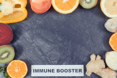 Taze meyve ve sebze çerçevesi sağlıklı vitamin ve mineral kaynağı olarak kullanılıyor. Covid-19 salgınlarında bağışıklığı güçlendiriyor. Tahta üzerindeki metin için alanı kopyala