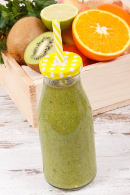 Meyve ve sebzelerden taze harmanlanmış yeşil kuyruk içinde doğal vitaminler ve mineraller bulunan sağlıklı bir tatlı olarak.