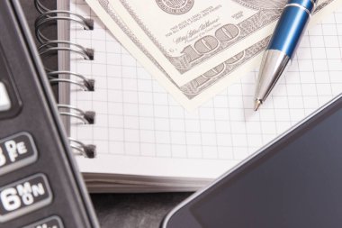 Ödeme terminali, farklı yerlerde nakitsiz ödeme için kullanan Nfc teknolojisine sahip akıllı telefon, notlar ve para birimleri için not defteri dolar