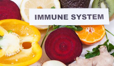 Yazıt bağışıklık sistemi ve sebzeli taze olgun meyveler. Doğal, sağlıklı vitaminler ve mineraller. Covid-19 zamanlarında faydalı yiyecekler