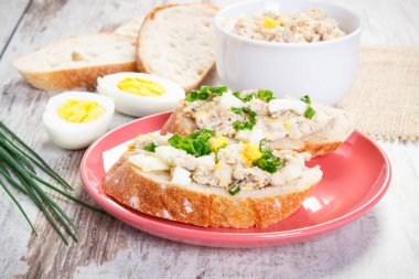 Ev yapımı uskumru ya da ton balığı ezmesi, yumurta ve soğanlı kızarmış ekmek.