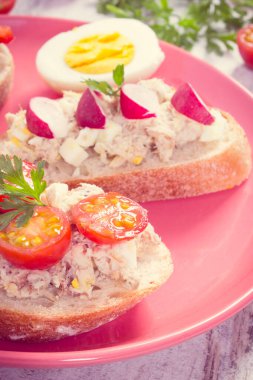 Klasik fotoğraf, taze uskumru ya da cam tabakta ton balığı ezmeli sandviç, sağlıklı beslenme kavramı.