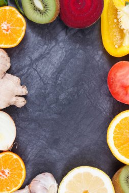 Taze meyve ve sebze çerçevesi sağlıklı vitamin ve mineral kaynağı olarak kullanılıyor. Covid-19 salgınlarında bağışıklığı güçlendiriyor. Tahta üzerindeki metin için alanı kopyala