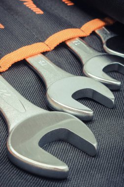 Teknik işler için kullanılan siyah kapaklı anahtarlar.