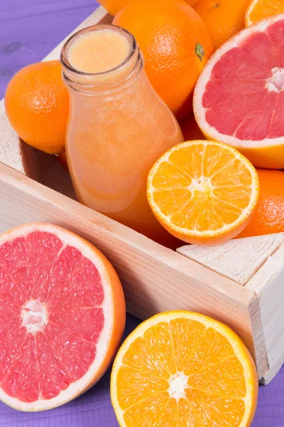 新鲜的由柑橘类水果制成的鸡尾酒或冰沙 健康的饮食和瘦身甜点 — 图库照片