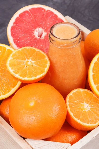 从柑橘类水果中新鲜混合的鸡尾酒 作为天然维生素和矿物质的来源 节食和健康营养概念 — 图库照片