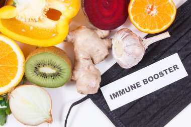 Yazılı bağışıklık güçlendirici, sebzeli taze olgun meyveler ve koruyucu maske. Doğal, sağlıklı vitaminler ve mineraller. Covid-19 zamanlarında faydalı yiyecekler