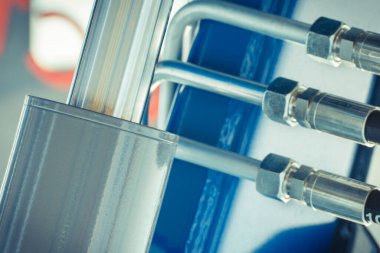 Makinedeki endüstriyel hidrolik ve pnömatik mekanizmanın bir parçası olarak piston ya da aktüatör. Makine ve teknoloji.