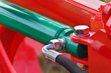 Endüstriyel ya da tarımsal makinedeki hidrolik ya da pnömatik mekanizmanın ayrıntıları ve bir kısmı. Teknoloji ve mühendislik