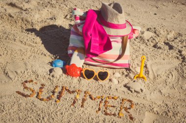 Yazlık kehribar taşlarından yapılmış, gevşemek için aksesuarlar güneşlenmek için ve kumsalda oynamak için çocuklar için oyuncaklar. Seyahat, turizm ve tatil zamanı kavramı