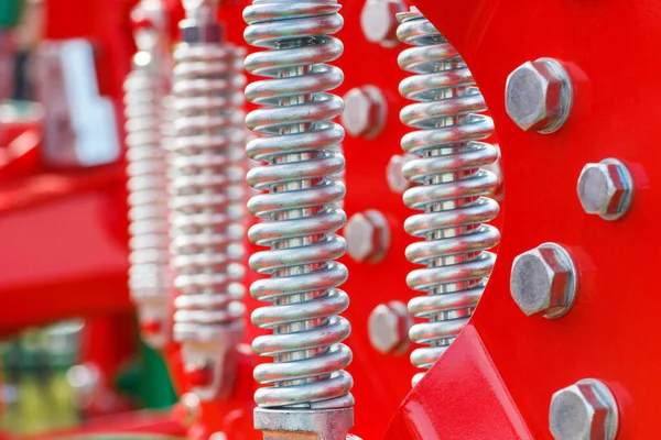 Çelikten Yapılmış Sert Yay Kızıl Endüstriyel Tarımsal Makinenin Bir Parçası — Stok fotoğraf