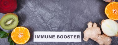 Taze meyve ve sebze çerçevesi sağlıklı vitamin ve mineral kaynağı olarak kullanılıyor. Covid-19 salgınlarında bağışıklığı güçlendiriyor. Tahta üzerindeki metin için alanı kopyala