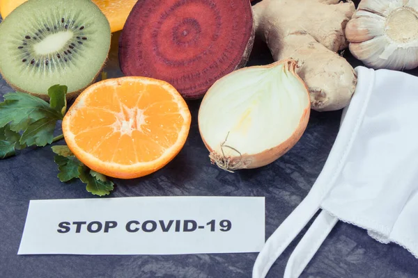 Inscriptie Stoppen Covid Beschermend Masker Rijp Gezond Fruit Met Groenten — Stockfoto