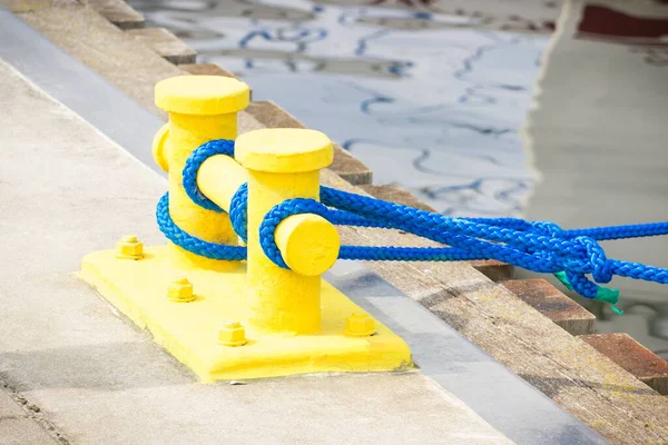 Corda Azul Amarelo Amarração Bollard Porto Close Detalhe Porto Conceito — Fotografia de Stock