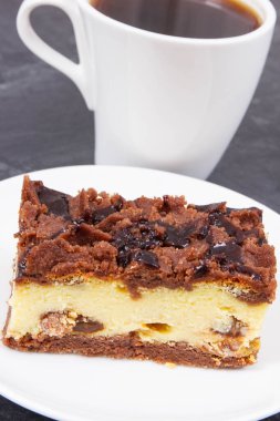 Beyaz tabakta taze peynirli kek ve sade kahve. Farklı durumlar için lezzetli bir tatlı.