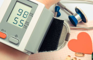 Kan basıncını ve kalp şeklindeki tıbbi steteskopu elektrokardiyogramda ölçüyorum. EKG kalp ritmi. Tıp ve sağlıklı yaşam tarzları