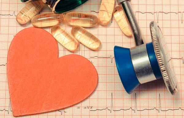 Medizinisches Stethoskop Tabletten Und Herzform Elektrokardiogramm Medizin Und Gesunder Lebensstil — Stockfoto