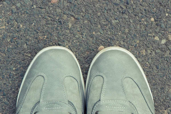 Bequeme Lässige Graue Lederschuhe Für Männer Auf Asphaltierten Straßen Oder — Stockfoto