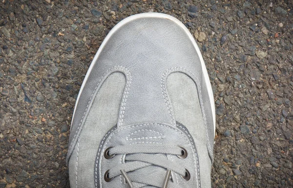 Bequeme Lässige Graue Lederschuhe Auf Asphaltstraße Oder Fußweg Männliche Schuhe — Stockfoto