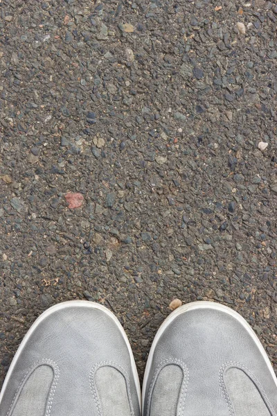 Asfalt Yolda Patikada Rahat Gri Deri Ayakkabılar Erkek Ayakkabısı Metin — Stok fotoğraf