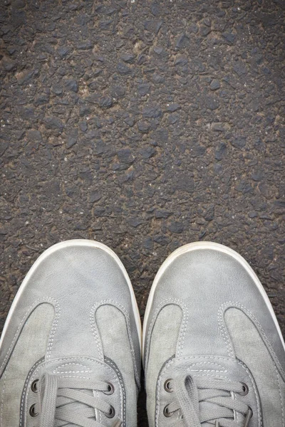 Bequeme Lässige Graue Lederschuhe Auf Asphaltstraße Oder Fußweg Männerschuhe Kopierraum — Stockfoto