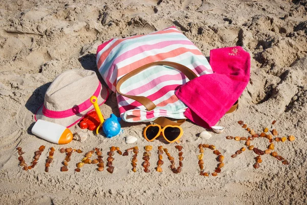 비타민 태양의 모양을 휴식을 부속물이며 해변의 위에서 아이들 액세서리 비타민 — 스톡 사진