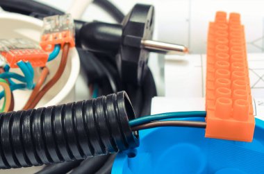 Elektrik kutusu, fiş ve küp, birbirine bağlı bakır kablolar ve ev çizimleri. Elektrik tesisatları için bileşenler ve aksesuarlar