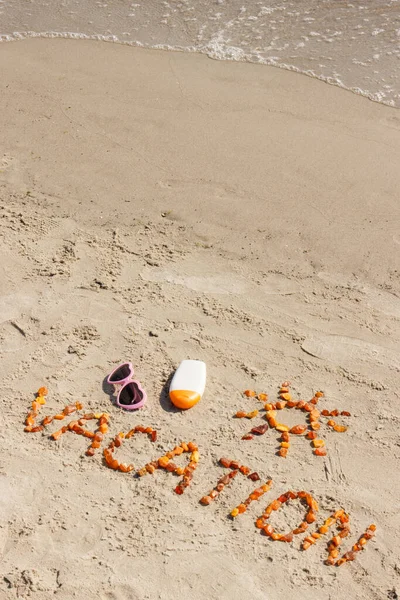 Inskriptionssemester Och Solens Form Bärnsten Solglasögon Och Solkräm Stranden Begreppet — Stockfoto