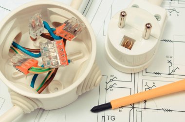 Elektrik kablolarına bağlı elektrik kutusu ve ev çizimleriyle dolgu. Elektrik tesisatlarında kullanılan bileşenler. Mühendislik işleri için aksesuarlar