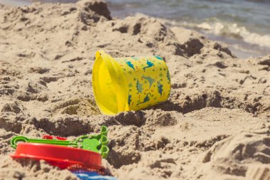 Kumdan ve çocuk oyuncaklarından yapılmış farklı şekiller. Rahatlamak ya da yaz kumsalında oynamak için. Yaz, tatil ve çocuk gelişimi