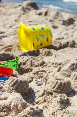 Çocuklar dinlenmek için plastik oyuncaklar ya da yaz kumsalında kumlarda oynamak için. Tatil zamanı.