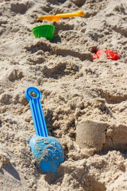 Kumdan ve çocuk oyuncaklarından yapılmış farklı şekiller. Rahatlamak ya da yaz kumsalında oynamak için. Yaz, tatil ve çocuk gelişimi