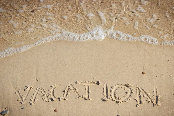 Επιγραφή Διακοπές Και Εισερχόμενη Κύμα Θάλασσα Στην Άμμο Στην Παραλία — Φωτογραφία Αρχείου