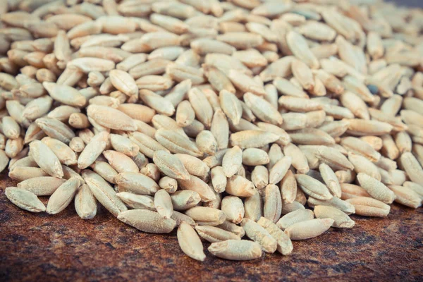 古い素朴な背景にライ麦粒のヒープ — ストック写真
