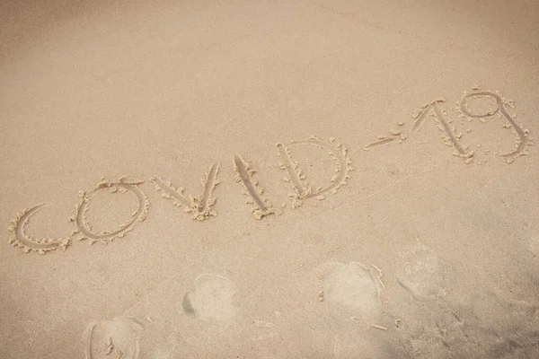 Plajdaki Kumda Covid Yazılıydı Coronavirus Sırasında Güvenli Tatiller — Stok fotoğraf