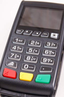 Ödeme terminali, kredi kartı okuyucu nakit ödemede kullanıyor. Finans ve bankacılık kavramı