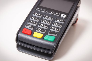 Ödeme terminali, kredi kartı okuyucu nakit ödemede kullanıyor. Finans ve bankacılık kavramı